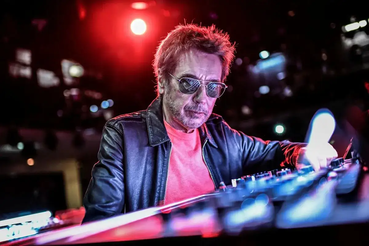 Jak Jean-Michel Jarre dotlenił muzykę elektroniczną przez *Oxygène*