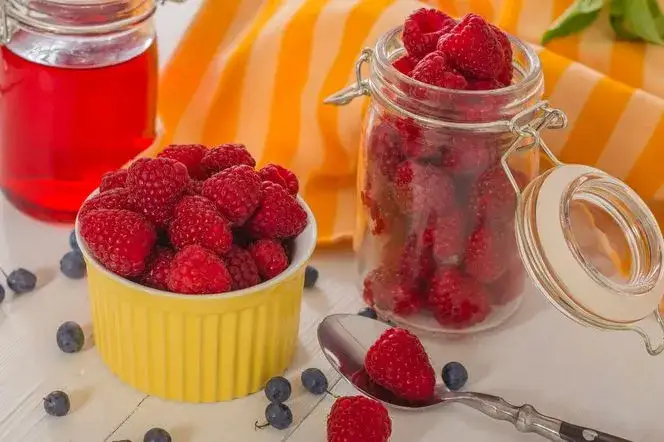 Jak zrobić sok malinowy na surowo - prosty przepis na pyszny napój