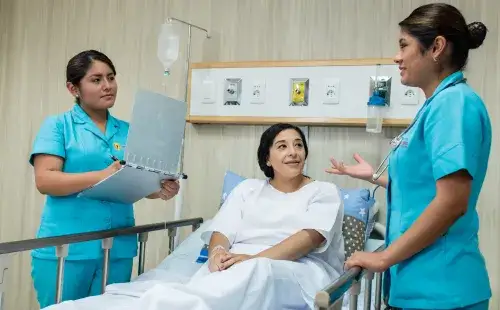 Las mejores universidades donde estudiar enfermería en Perú y sus costos