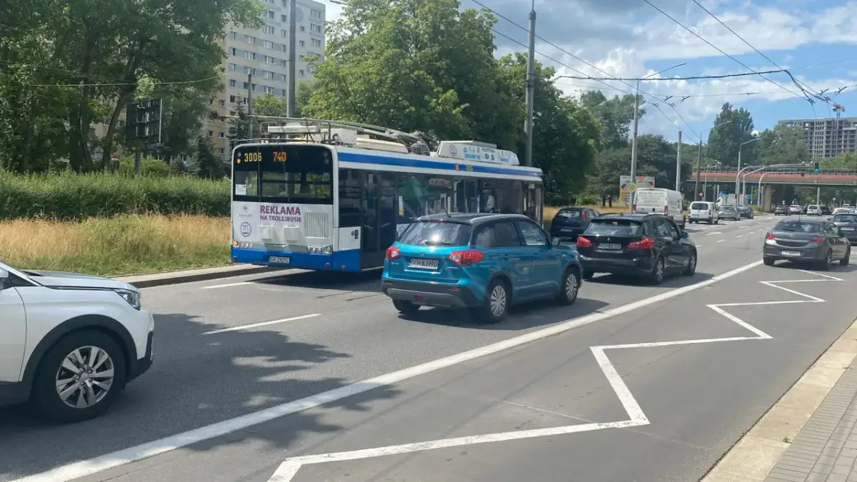 Natężenie ruchu w Gdyni. Trolejbus i samochody stoją w korku na ulicy.