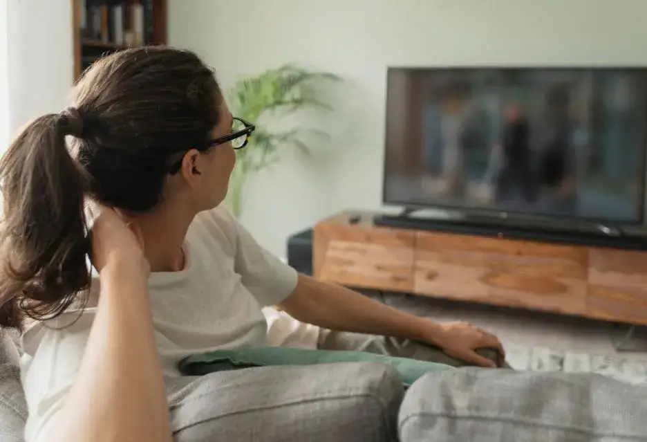 Jaka wielkość TV do salonu – uniknij błędów przy wyborze rozmiaru