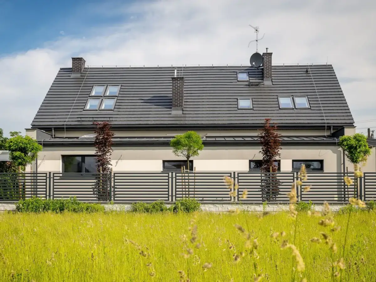 Obmurowanie domu drewnianego: Pozwolenie czy zgłoszenie? Sprawdź!