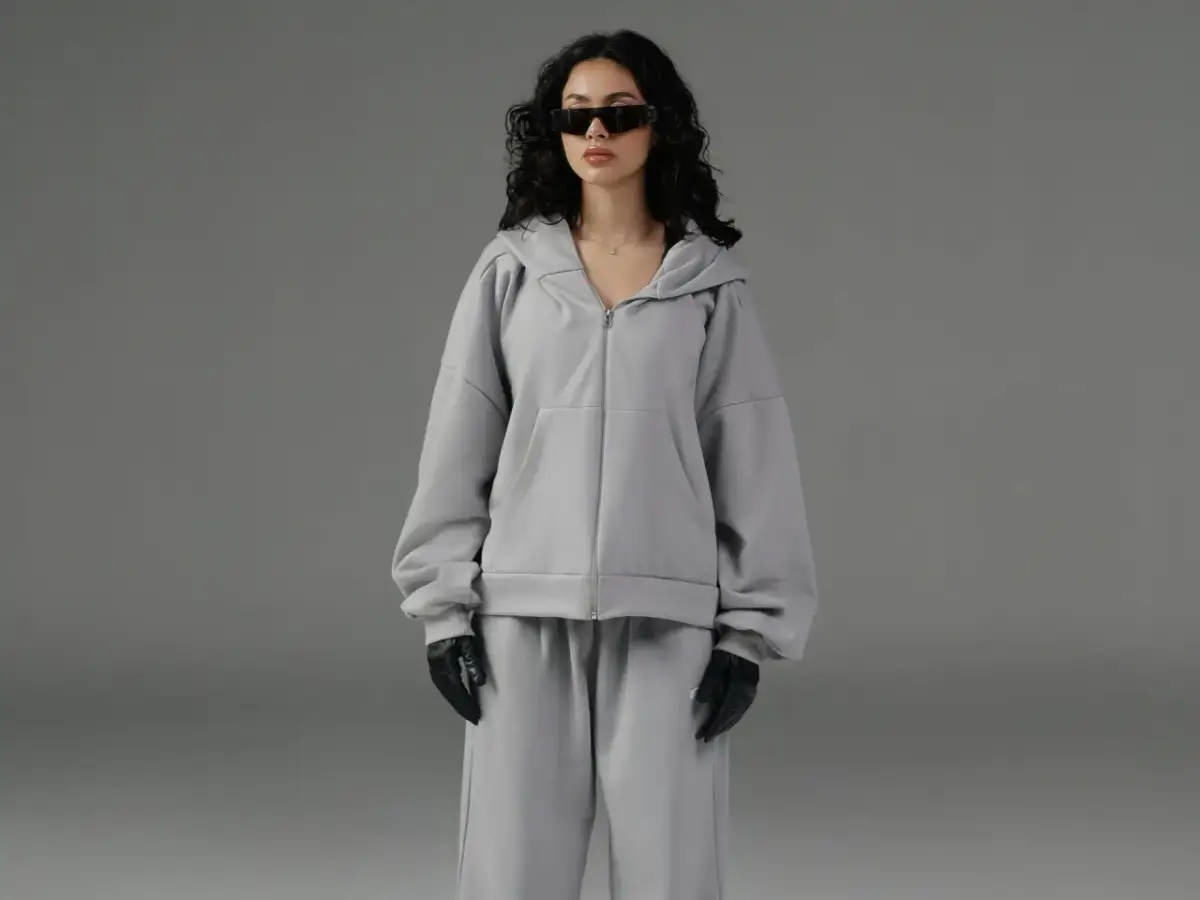 Co pasuje do szarych dresów damskich? 10 stylizacji na każdą okazję