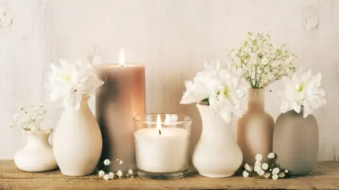 Jak zgasić świeczkę bez dymu? Oto skuteczne metody na to