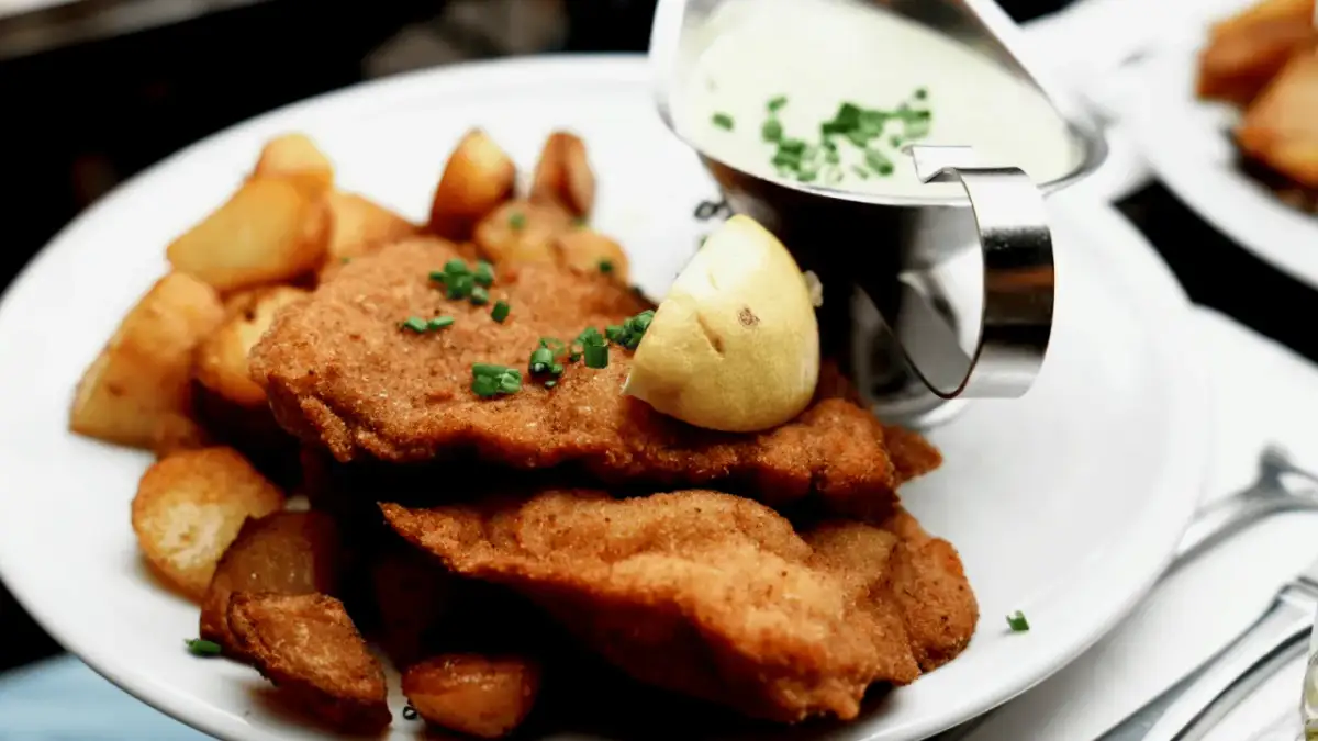 Kotlety sojowe jak zrobic? Pyszne, panierowane kotlety sojowe z frytkami i sosem.
