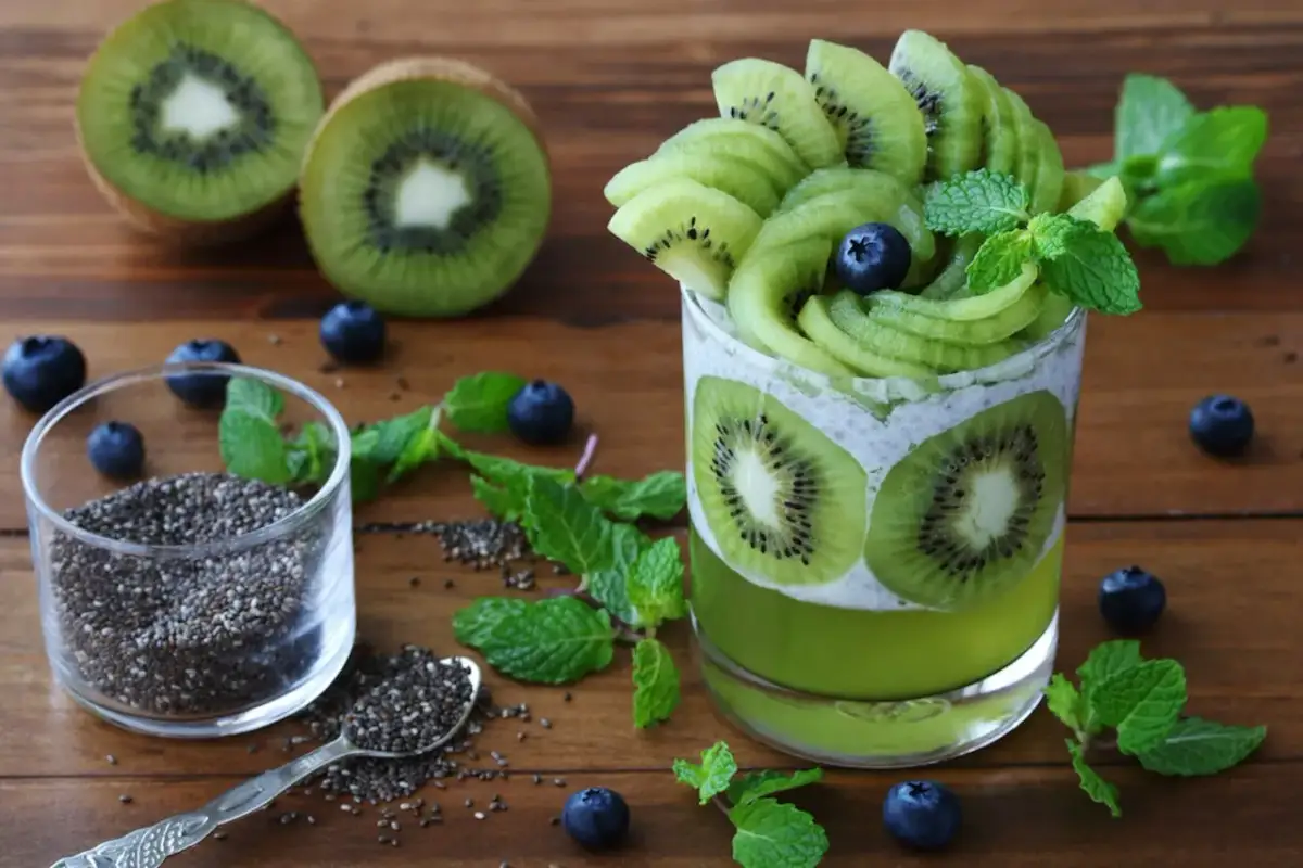 Deser z kiwi i nasion chia. Dlaczego galaretka nie tężeje z kiwi? Enzymy z kiwi mogą to utrudniać.
