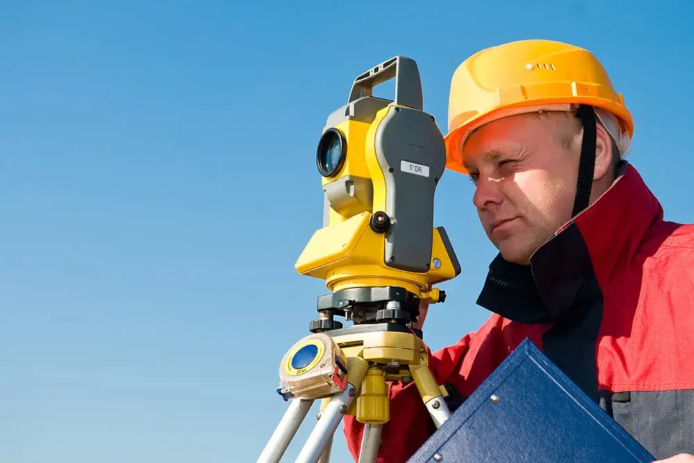 Geodeta kto to: Kluczowe informacje o roli i obowiązkach geodety