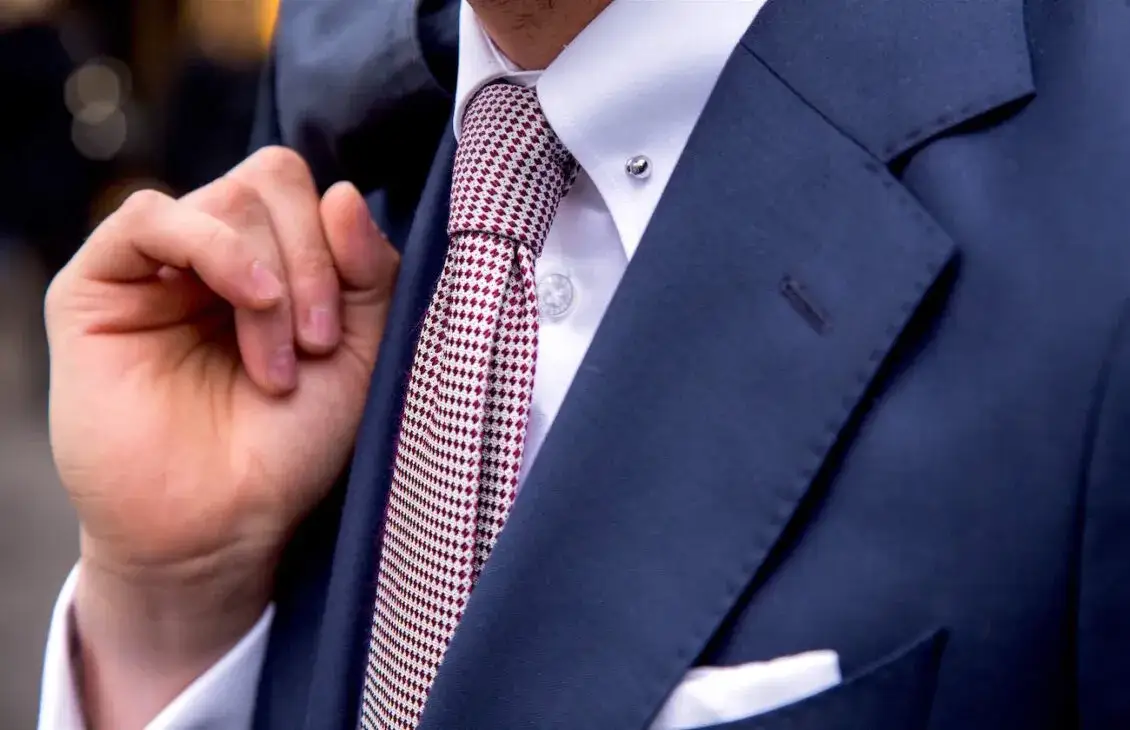 Granatowy garnitur jaka koszula - idealne połączenia na każdą okazję