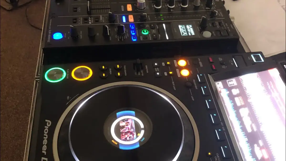 DJ set co to: Poznaj sekrety miksowania i sprzętu DJ-skiego