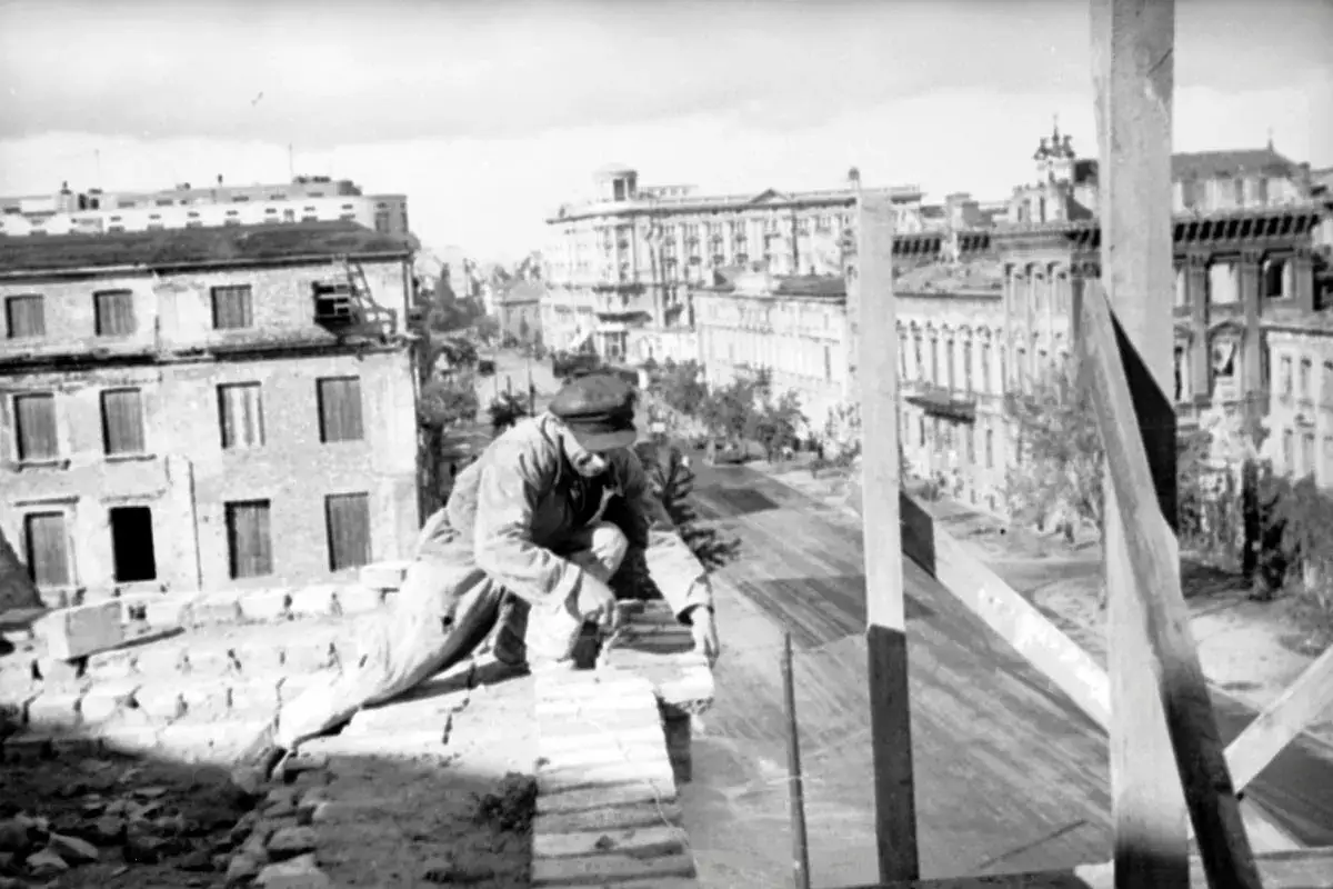 PRL: Fałszowanie historii w podręcznikach. Poznaj ukryte fakty