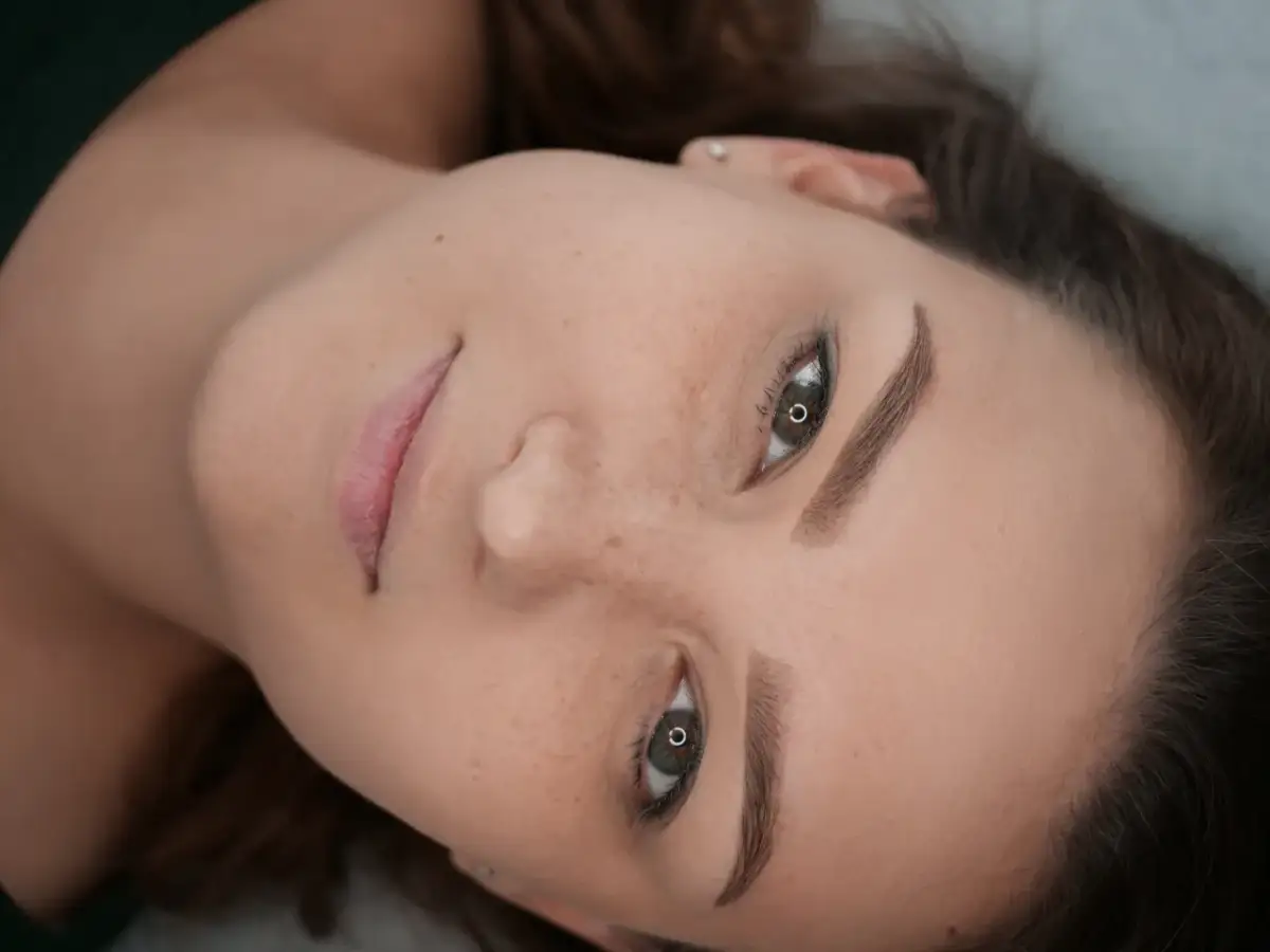 Henna grafitowa: chłodny popiel. Czy to Twój sekret pięknych brwi?