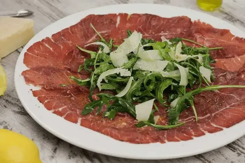 Carpaccio z wołowiny: przepis krok po kroku i sekrety mistrzów