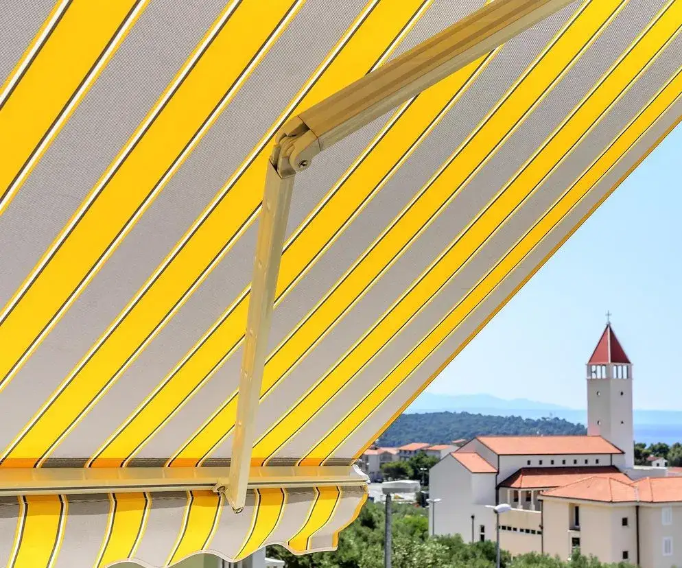 Jak zadaszyć taras pod balkonem, aby uniknąć problemów z deszczem