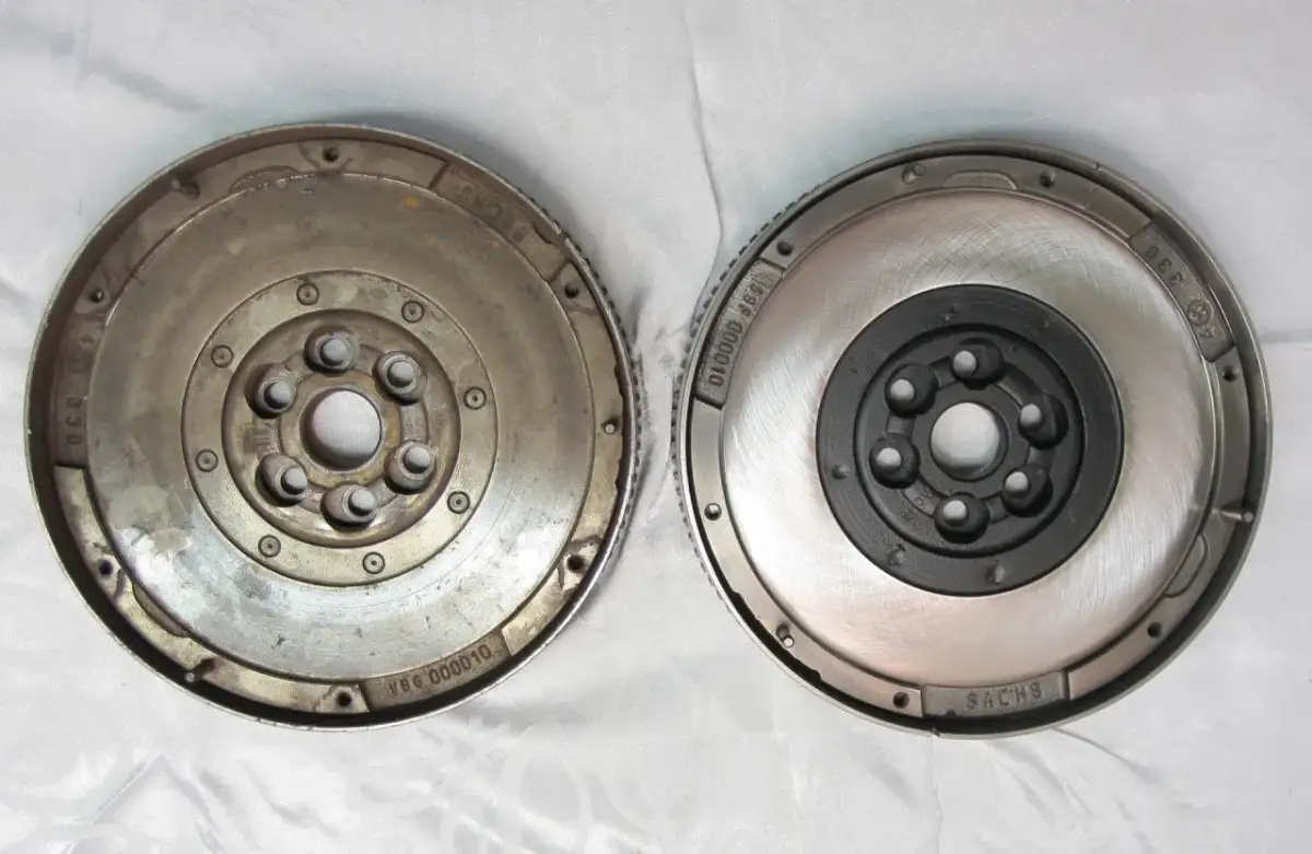 Dwa koła dwumasowe, jedno zużyte, drugie nowe. Zastanawiasz się, ile wytrzymuje dwumasa w dieslu? To zależy od wielu czynników.