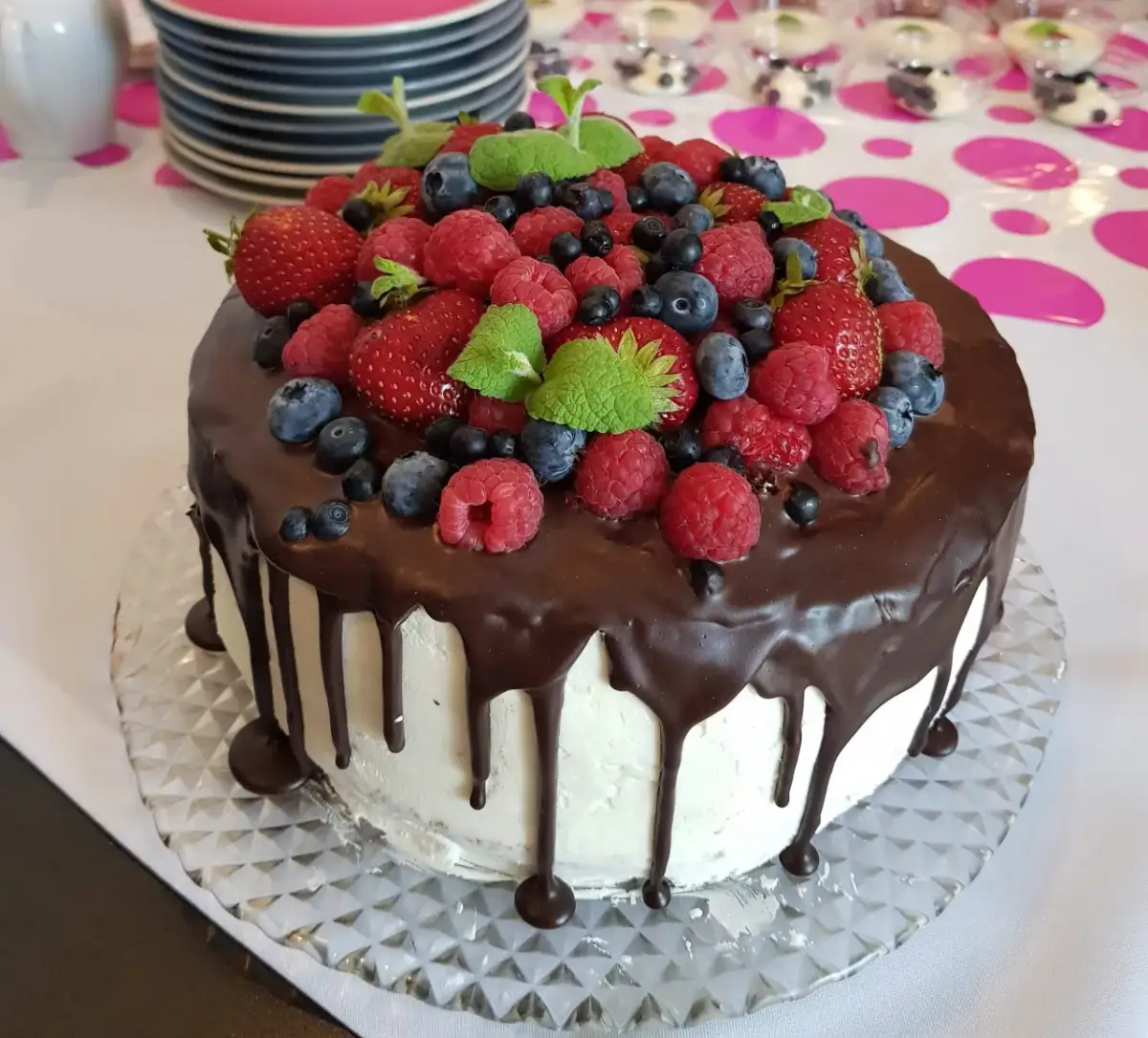 Dekorowanie tortu czekoladowego: Od owoców po drip cake inspiracje