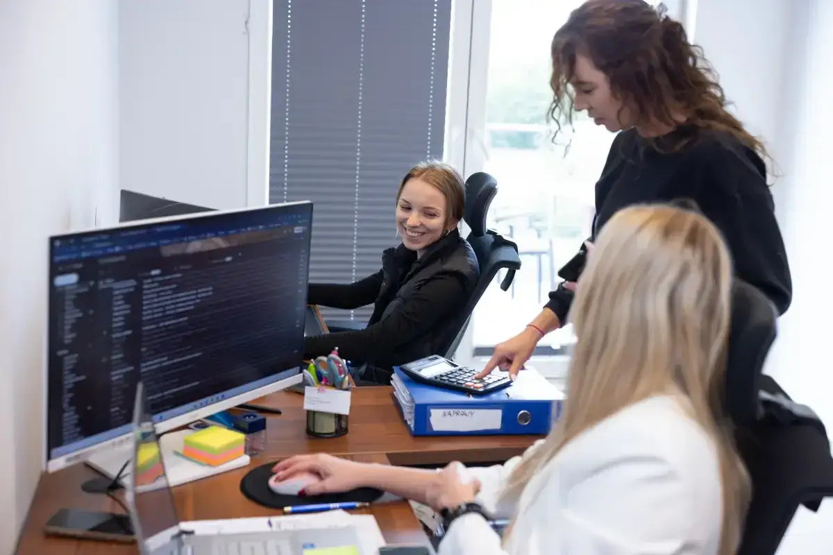 Spedytor: Czym się zajmuje? Zarobki, kariera, przyszłość zawodu.