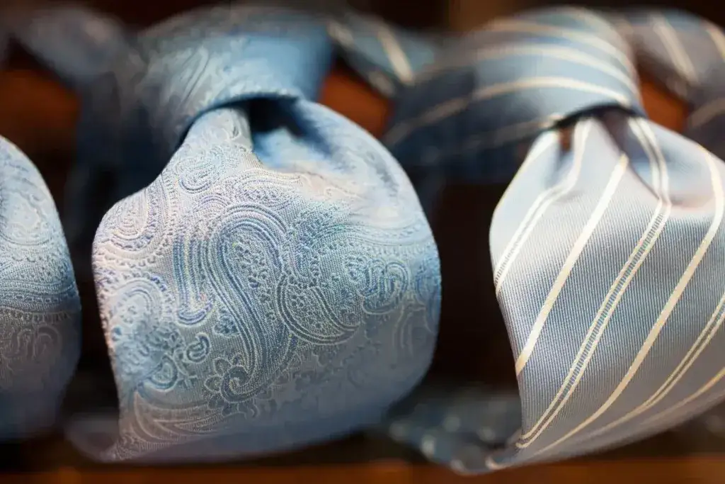 Jaki krawat do niebieskiej koszuli? Odkryj idealne połączenia stylu