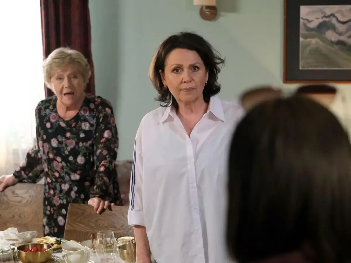 Dwie kobiety w kuchni, jedna w kwiecistej sukience, druga w białej koszuli. Co będzie w M jak miłość?