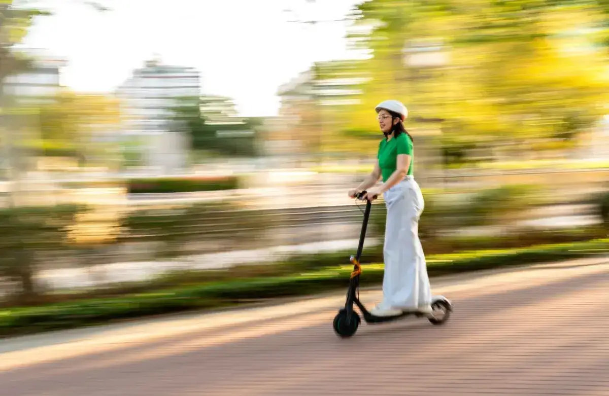 Hulajnoga po chodniku czy ulicy: jakie przepisy musisz znać?