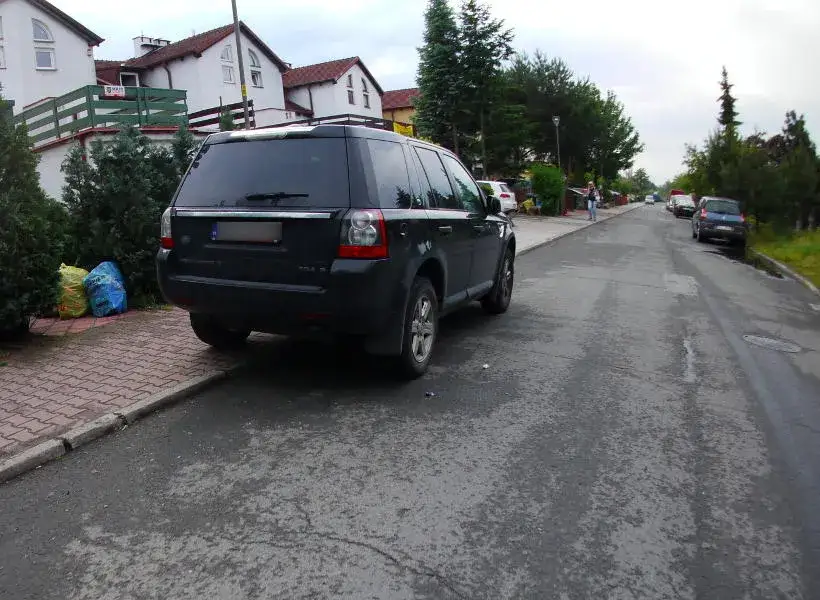 Czy można parkować na chodniku? Zasady, DMC, mandaty