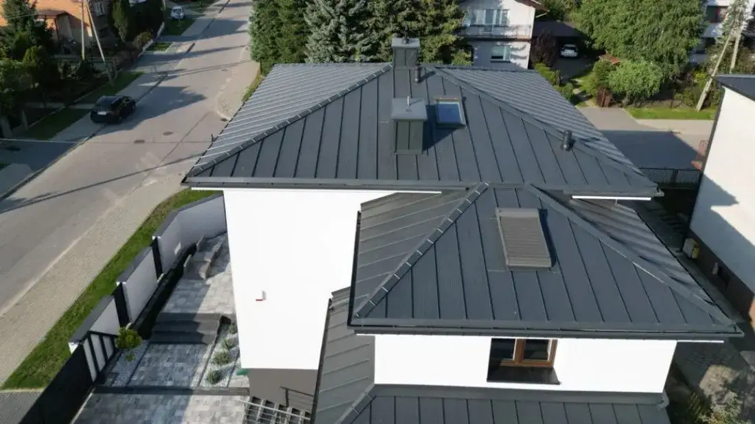 Nowoczesna blacha na dach - estetyka, trwałość i funkcjonalność