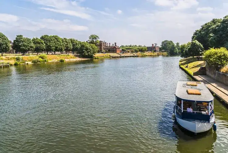 Nad jaką rzeką leży Londyn? Odkryj znaczenie Tamizy dla miasta