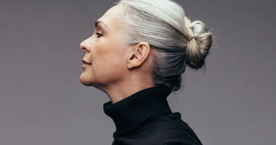 Siwe włosy są modne – jak je nosić z pewnością siebie?