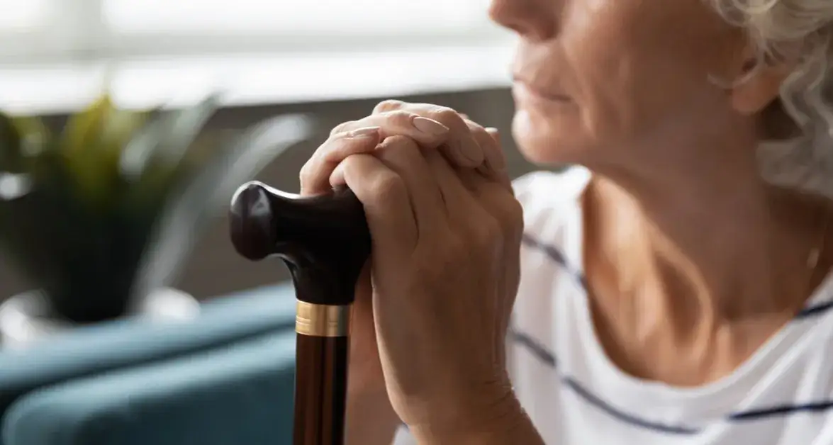 Jak się pozbyć zapachu starszej osoby - skuteczne metody i porady