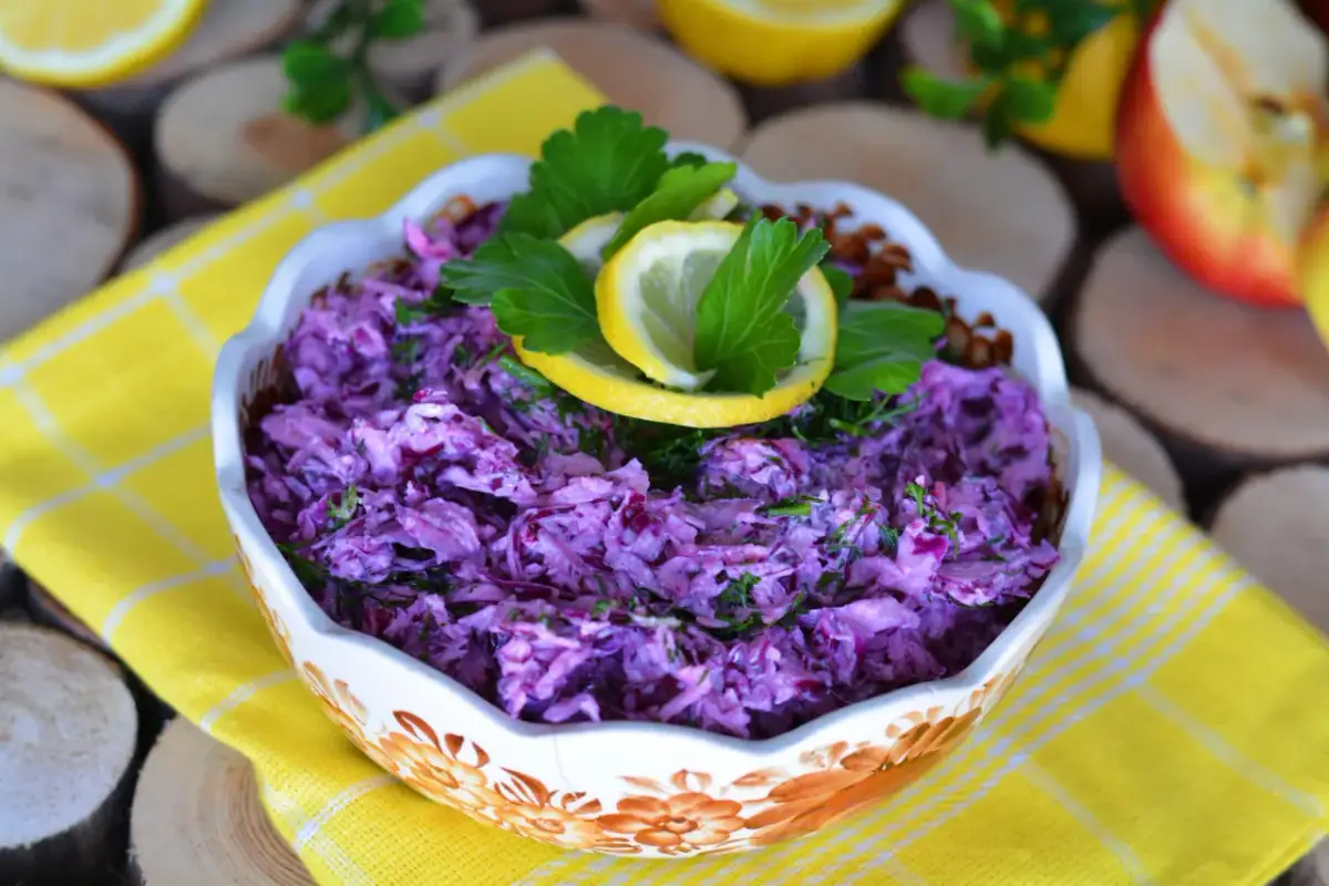 Jak zrobić idealną surówkę z czerwonej kapusty? Przepis i triki