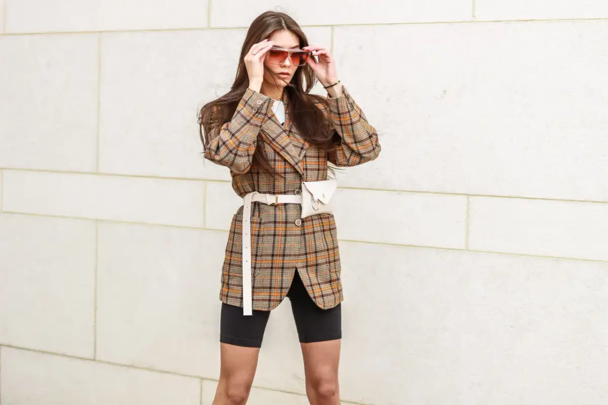 Jaką bluzkę do kolarek wybrać, by wyglądać stylowo i modnie?