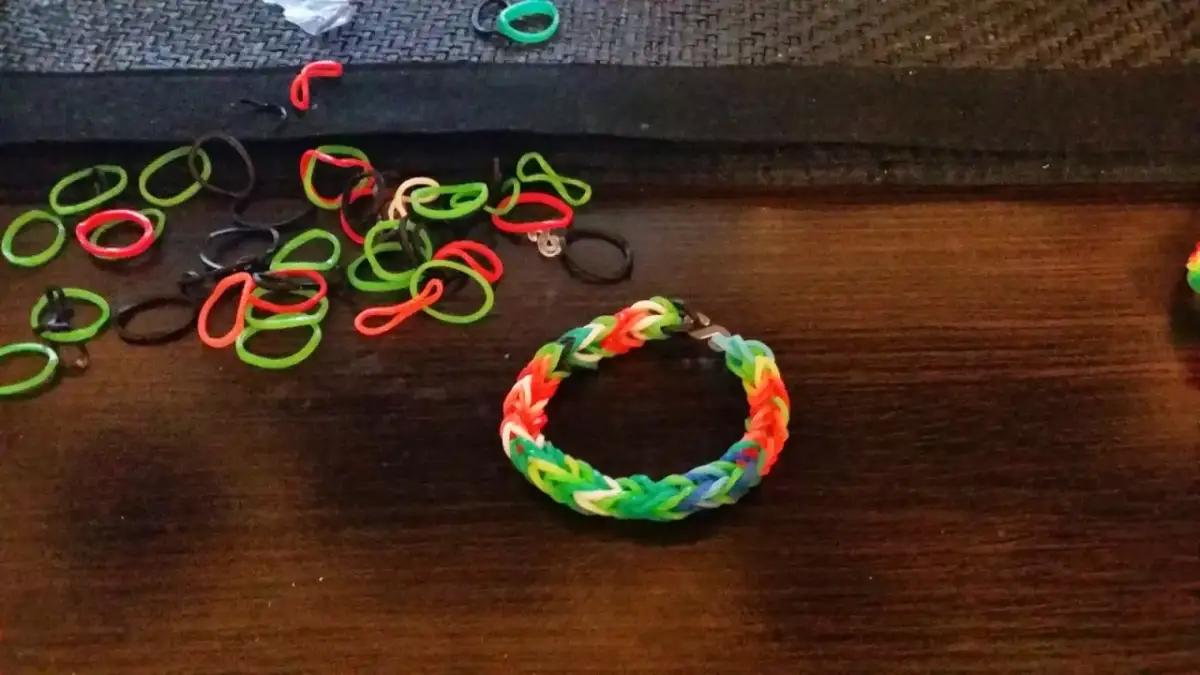 Jak zrobić bransoletkę z gumek na widelcu - proste kroki i triki