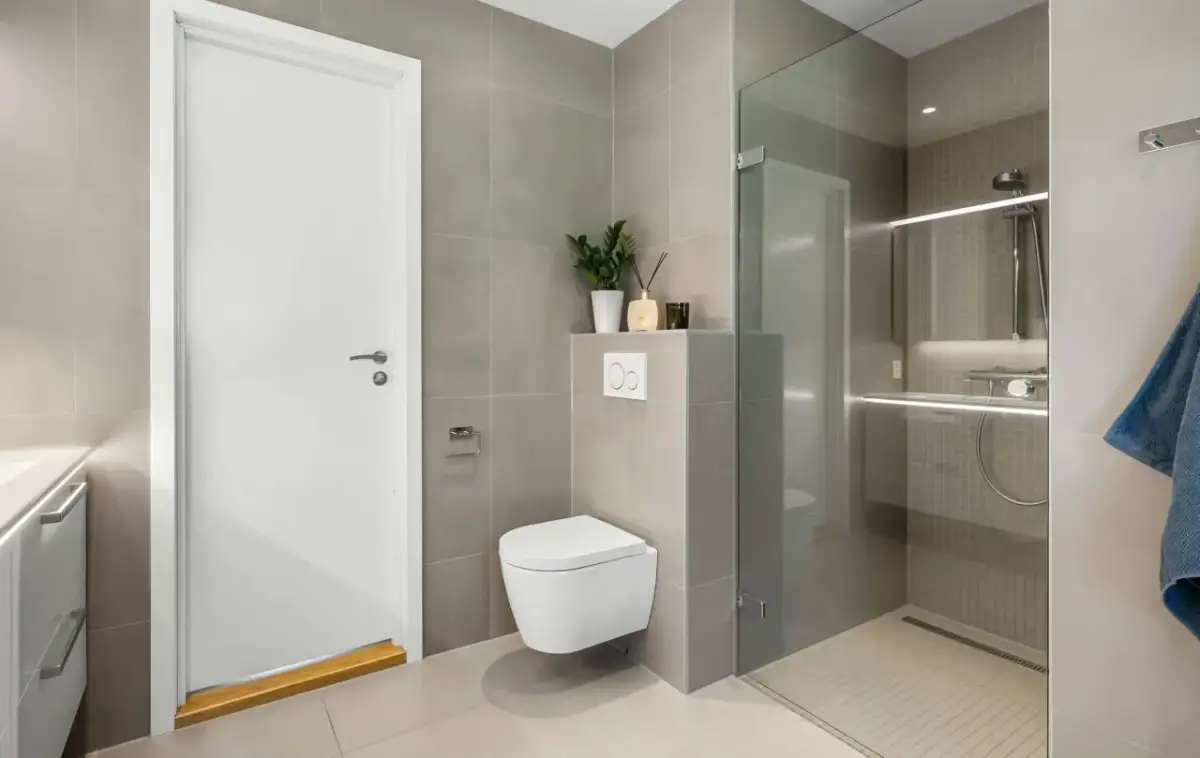 Jak odnowić łazienkę bez kafelków? Poznaj budżetowe triki!