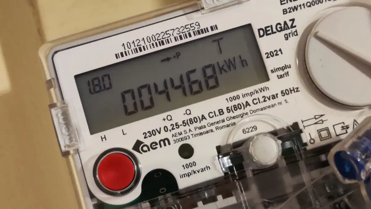 Cyfrowy licznik energii elektrycznej pokazuje 00446.8 kWh. To urządzenie służy do monitorowania zużycia prądu, a jego odczyt jest kluczowy dla doładowanie licznika prądu.
