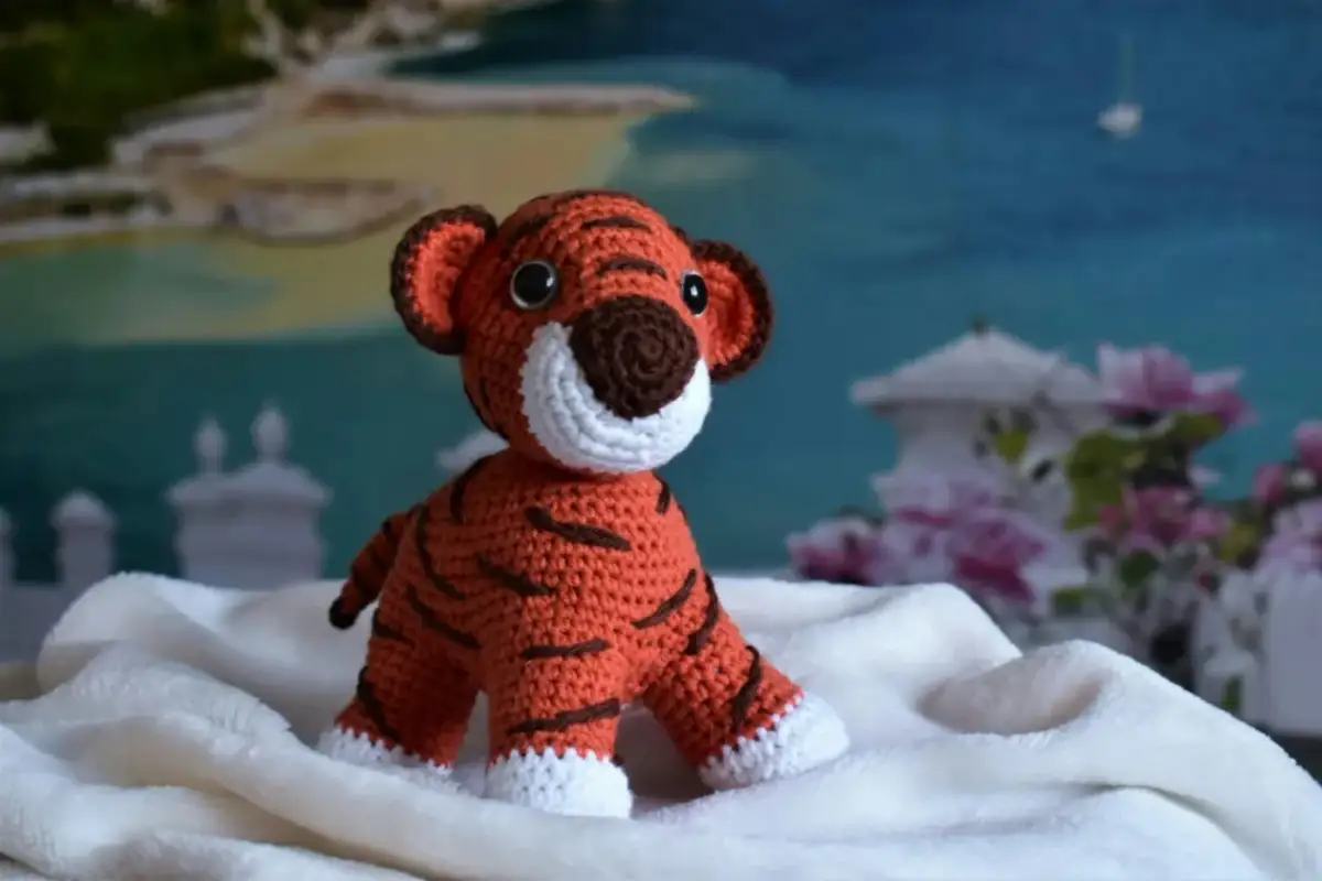 Uroczy, ręcznie robiony tygrysek na białym tle. Idealny pomysł, jak zrobić pluszaka dla dziecka.