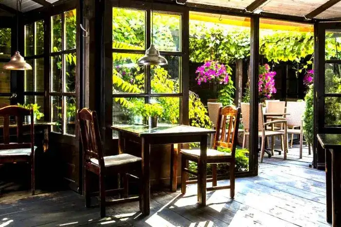 Gdzie zjeść w Kazimierzu? Odkryj najlepsze restauracje i smaki