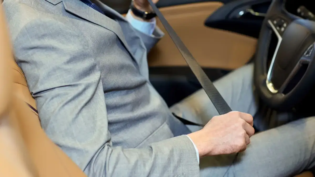 Jakie warunki sprawiają, że pasy bezpieczeństwa działają właściwie?