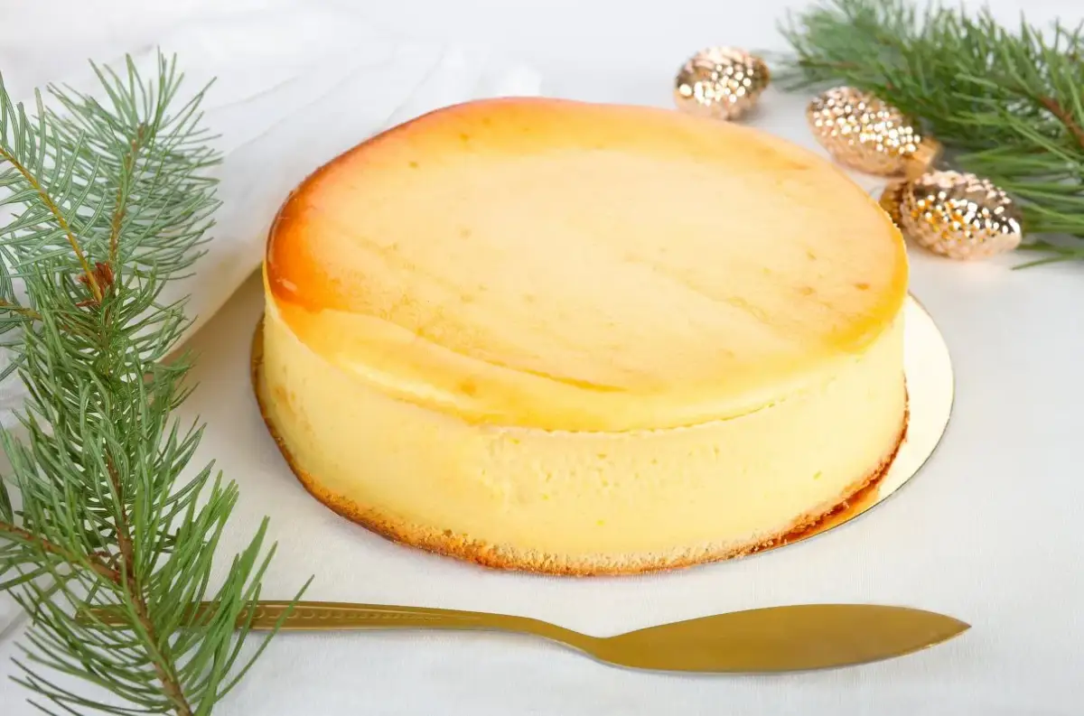 Sernik puszysty jak chmurka: Przepis i 7 sekretów cukiernika