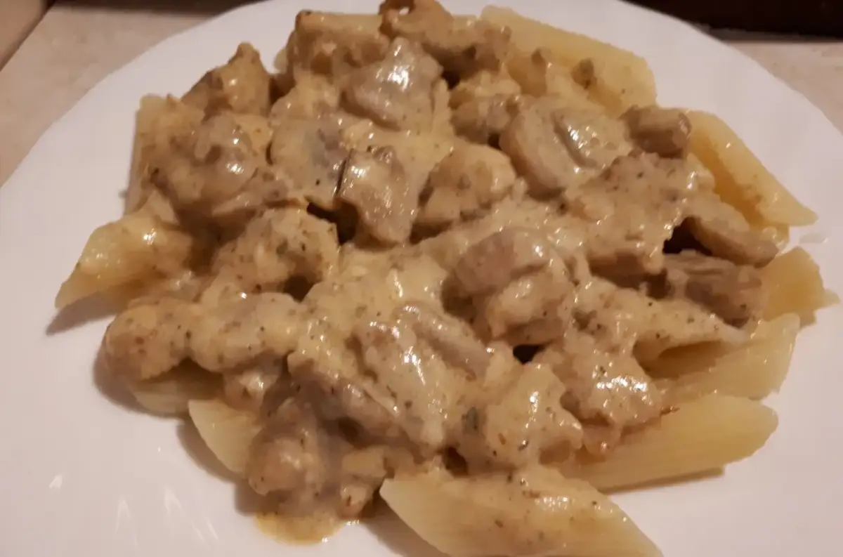 Penne z kremowym sosem pieczarkowym, danie pachnące domem i jesienią.