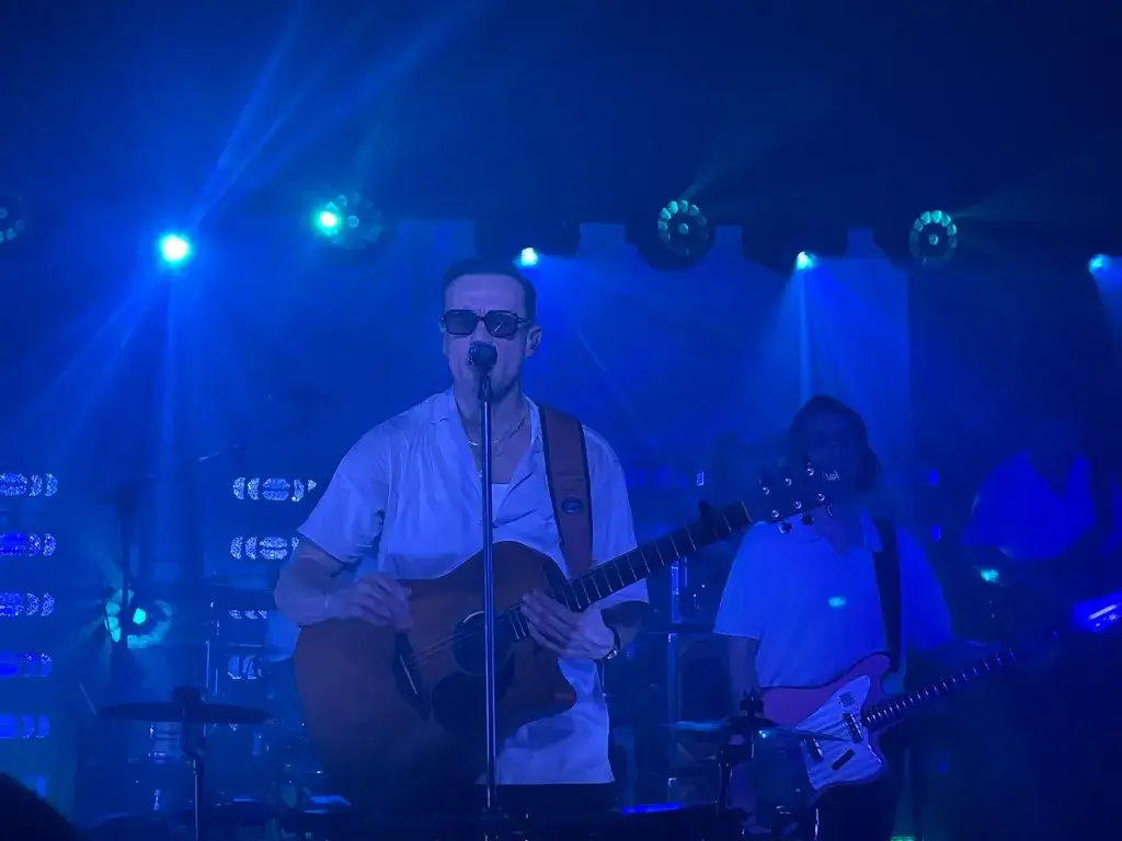 Ile trwa koncert Mroza? Poznaj szczegóły występów i wyjątkowe atrakcje.