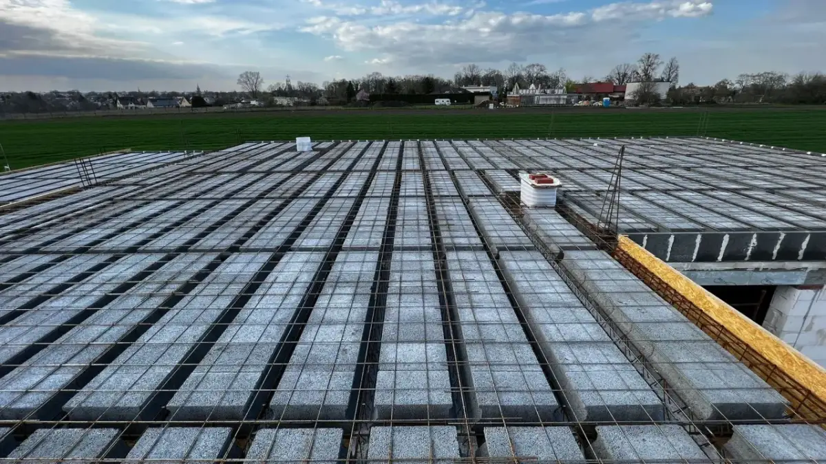 Ile warstw pustaków do stropu? Jedna to klucz do bezpieczeństwa!