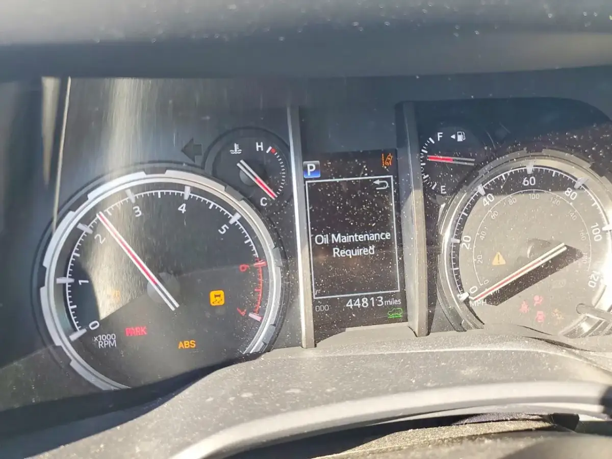 Toyota: "Oil maintenance required" oznacza, że czas na wymianę oleju. Przebieg 44813 mil.