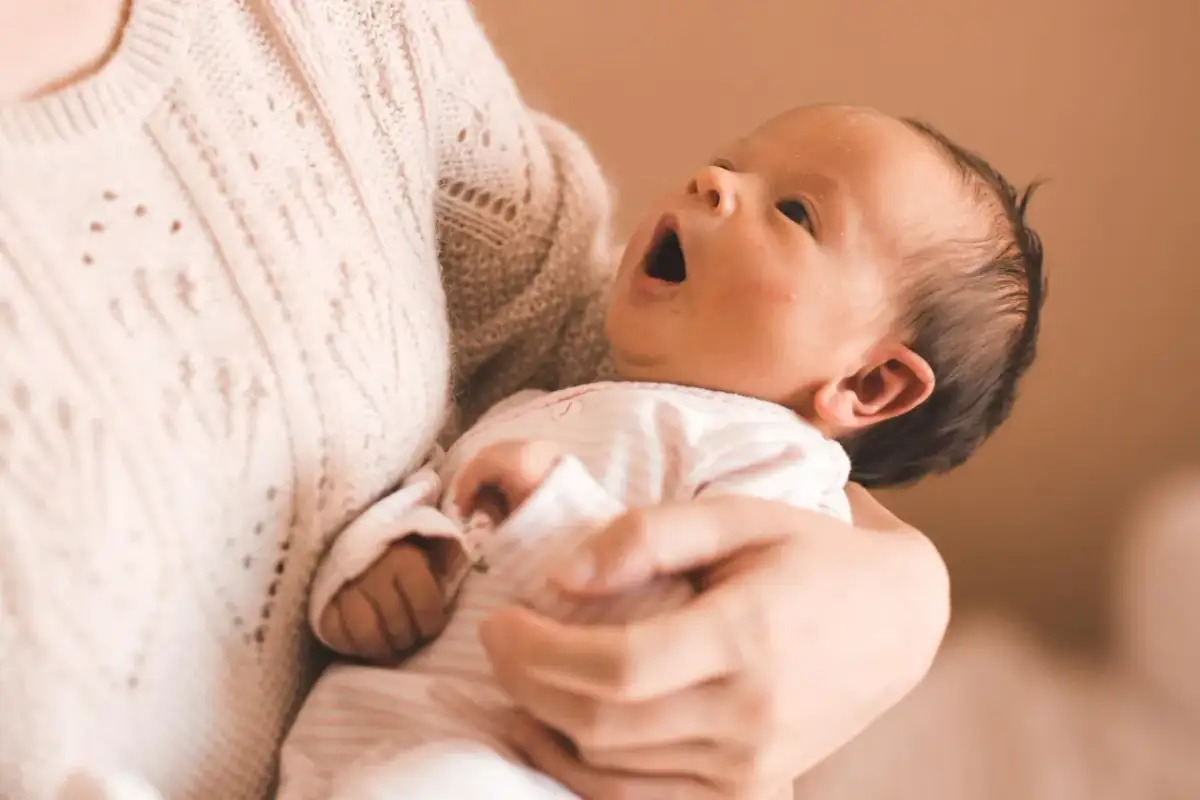Mama fizjoterapeuta: jak podnosić niemowlę bezpiecznie?