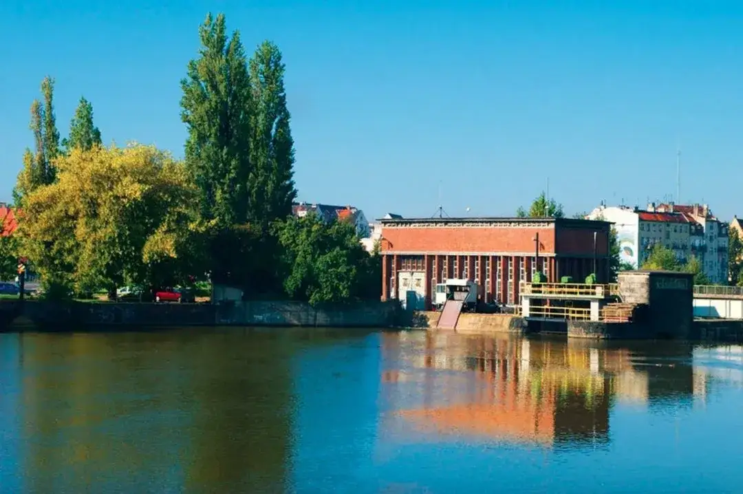 Wrocławskie elektrownie wodne: Jak zabytki Odry produkują zielony prąd?