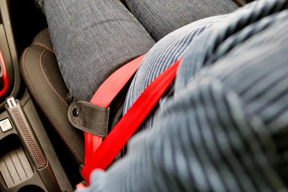 Jakie warunki sprawiają, że pasy bezpieczeństwa działają właściwie?