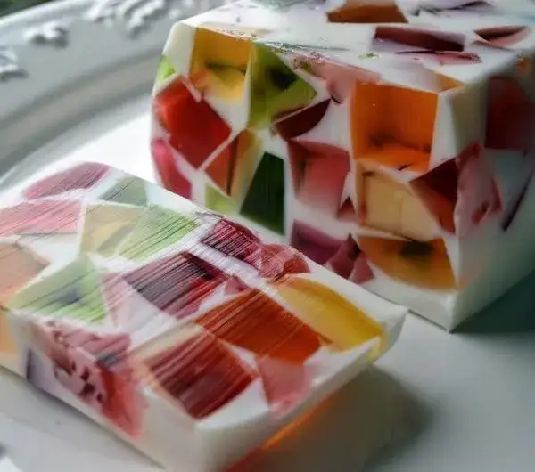 Przepis na ciasto galaretkowiec, który oczaruje Twoich gości smakiem i kolorami