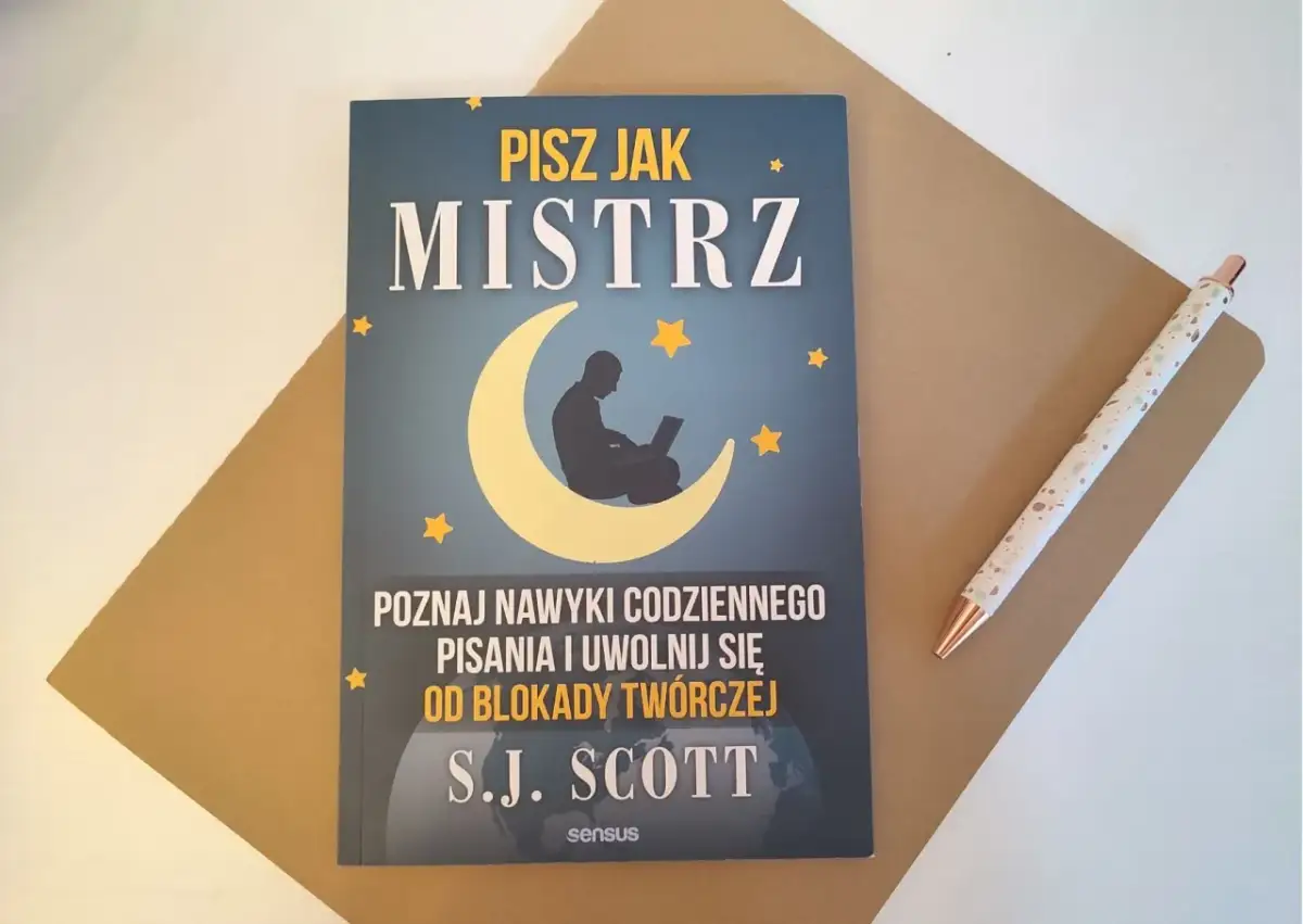 Okładka książki "Pisz jak mistrz" z sylwetką piszącego na laptopie na tle księżyca i gwiazd.