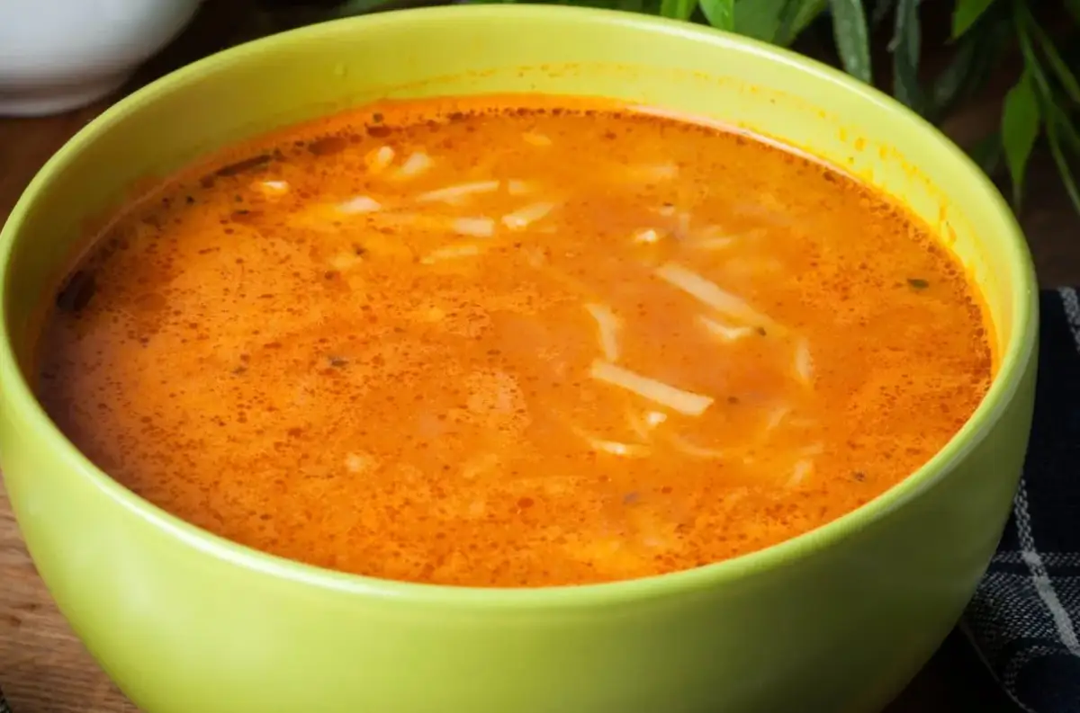 Idealna zupa pomidorowa: Jak zagęścić ją bez grudek i zwarzeń?