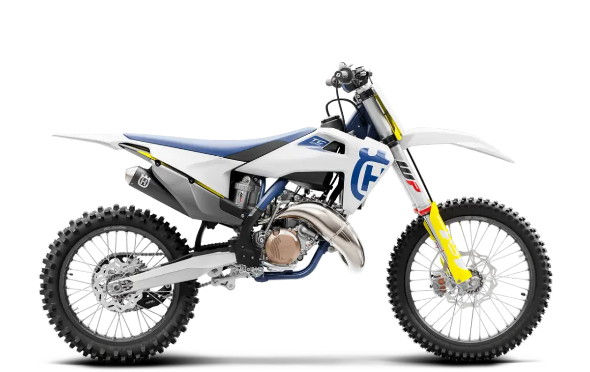 Motocykl Husqvarna TC 125 w białej i niebieskiej kolorystyce, widok z boku.