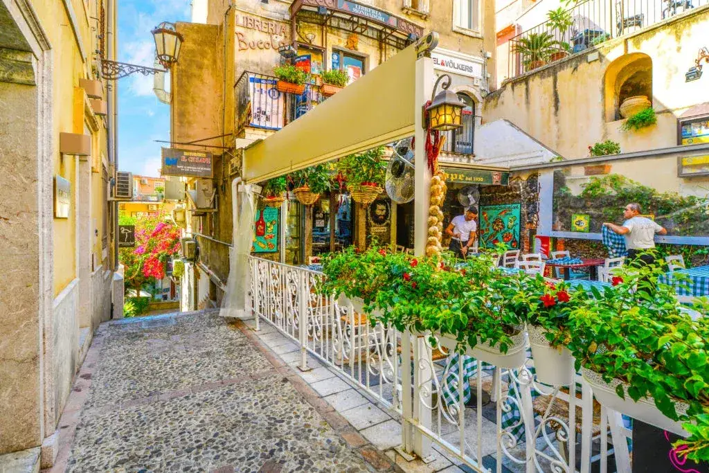 Taormina: Gdzie zjeść? Autentyczne smaki bez pułapek!