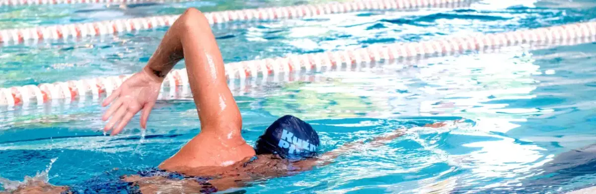 Nauka kraula krok po kroku: Opanuj technikę i pływaj efektywnie